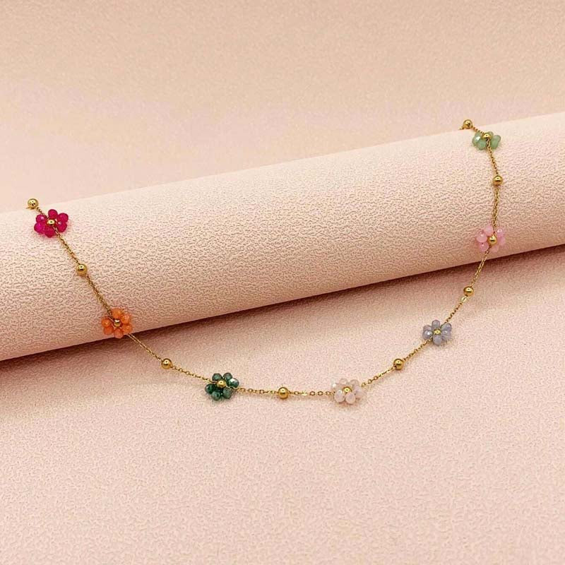 Gros plan sur un collier floral en acier inoxydable 316L avec des pierres naturelles étincelantes