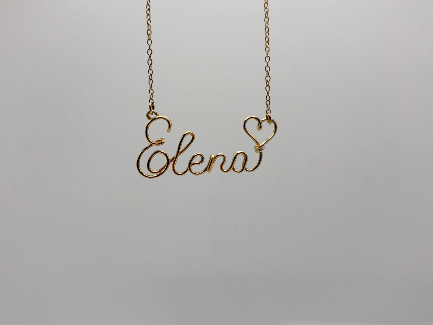 Collier prénom en fil métallique – Bijou sur mesure, fait à la main, élégant et raffiné.