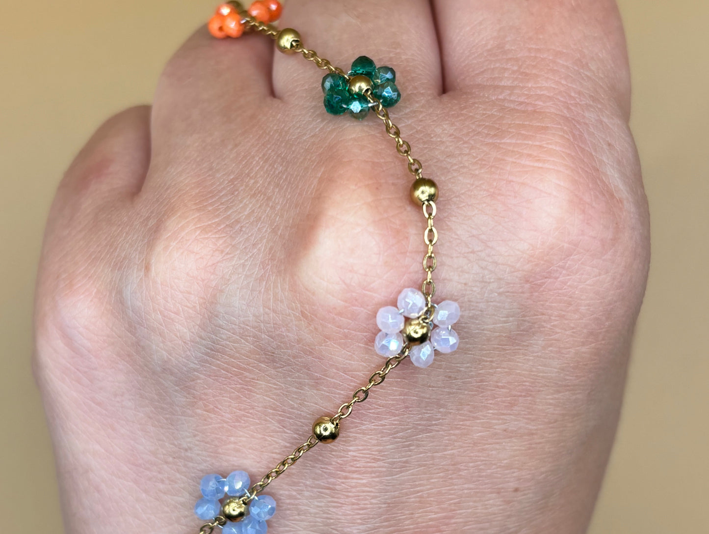 Présentation du collier avec des perles de pierres véritables et une finition en acier inoxydable doré.