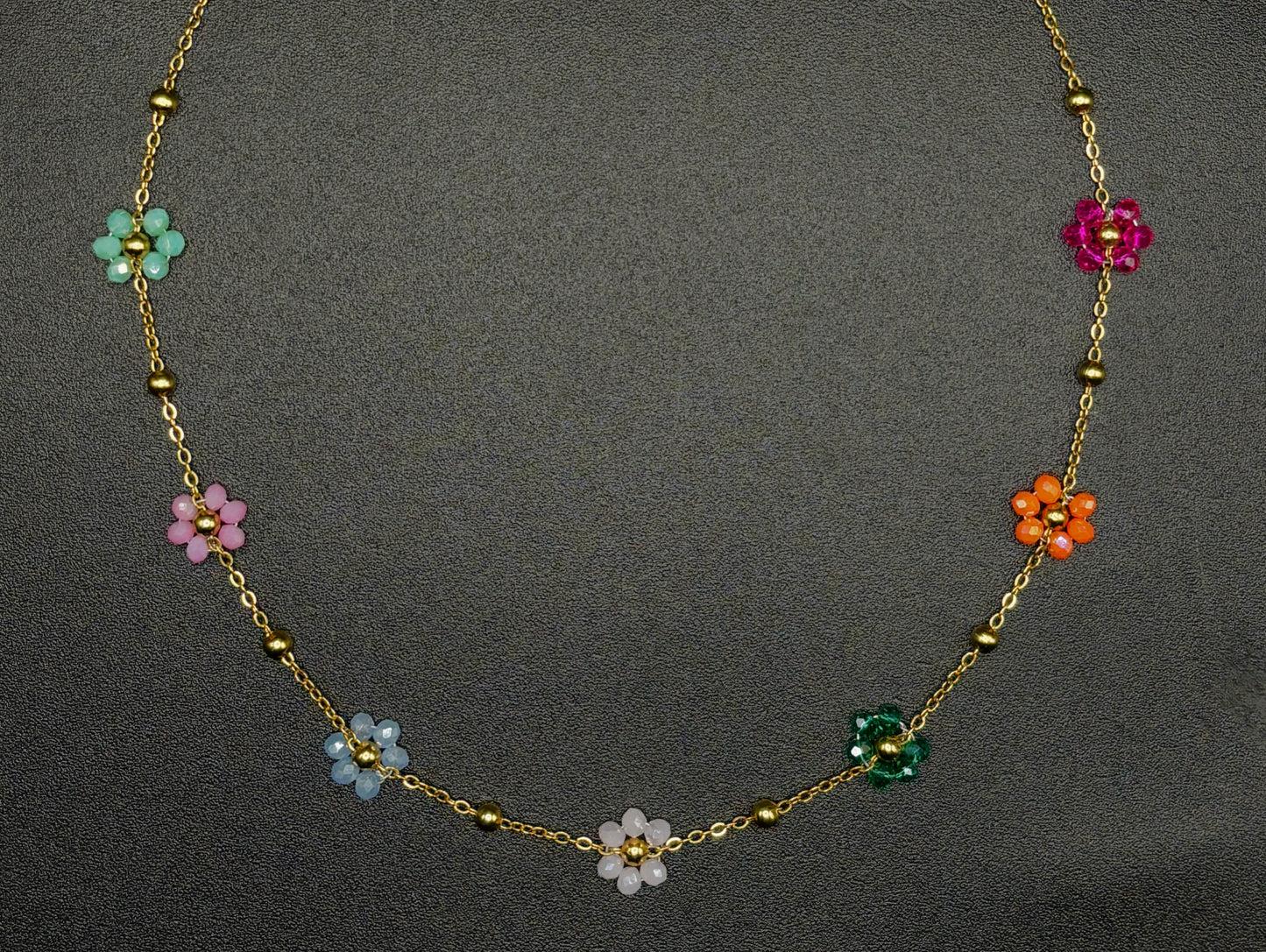 Collier floral en pierres naturelles multicolores, idéal pour une touche bohème chic.