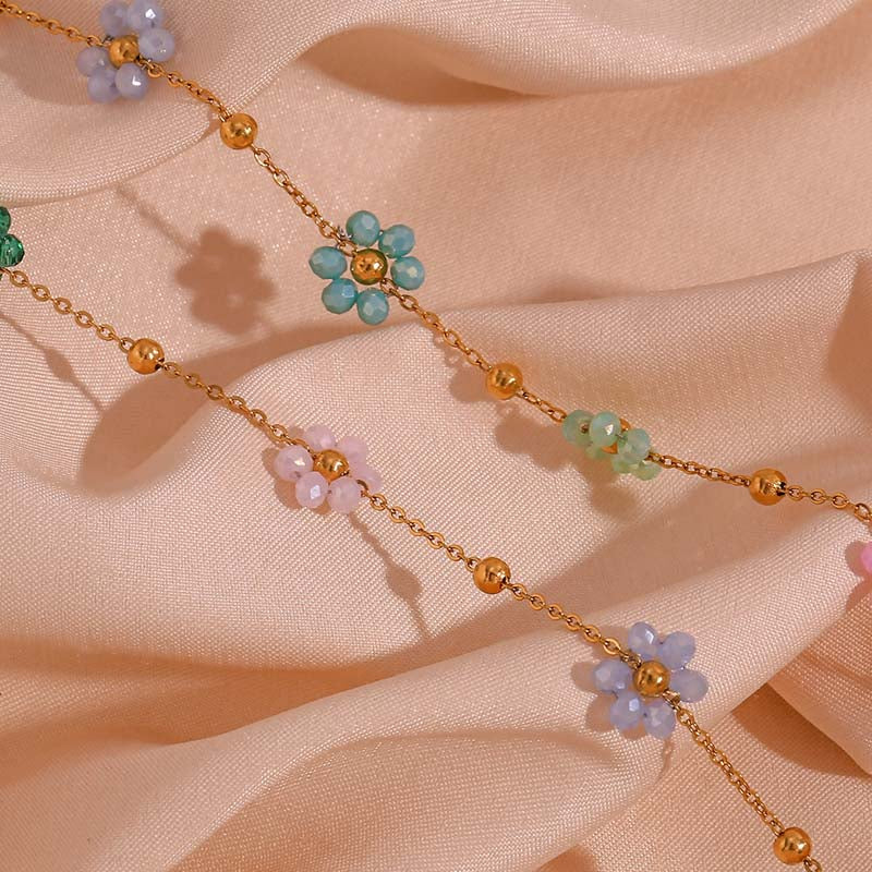 Collier élégant avec des fleurs en véritables pierres naturelles, parfait pour un look romantique et raffiné.