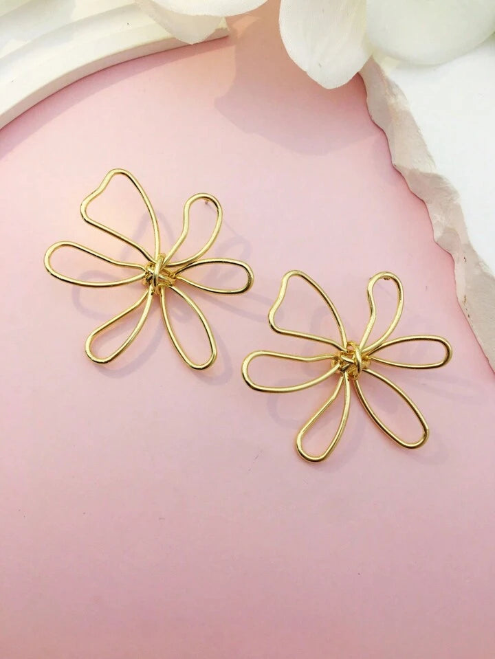 Boucles d’oreilles fleuries en acier inoxydable 316L doré avec indication des dimensions – 5,4 cm.
