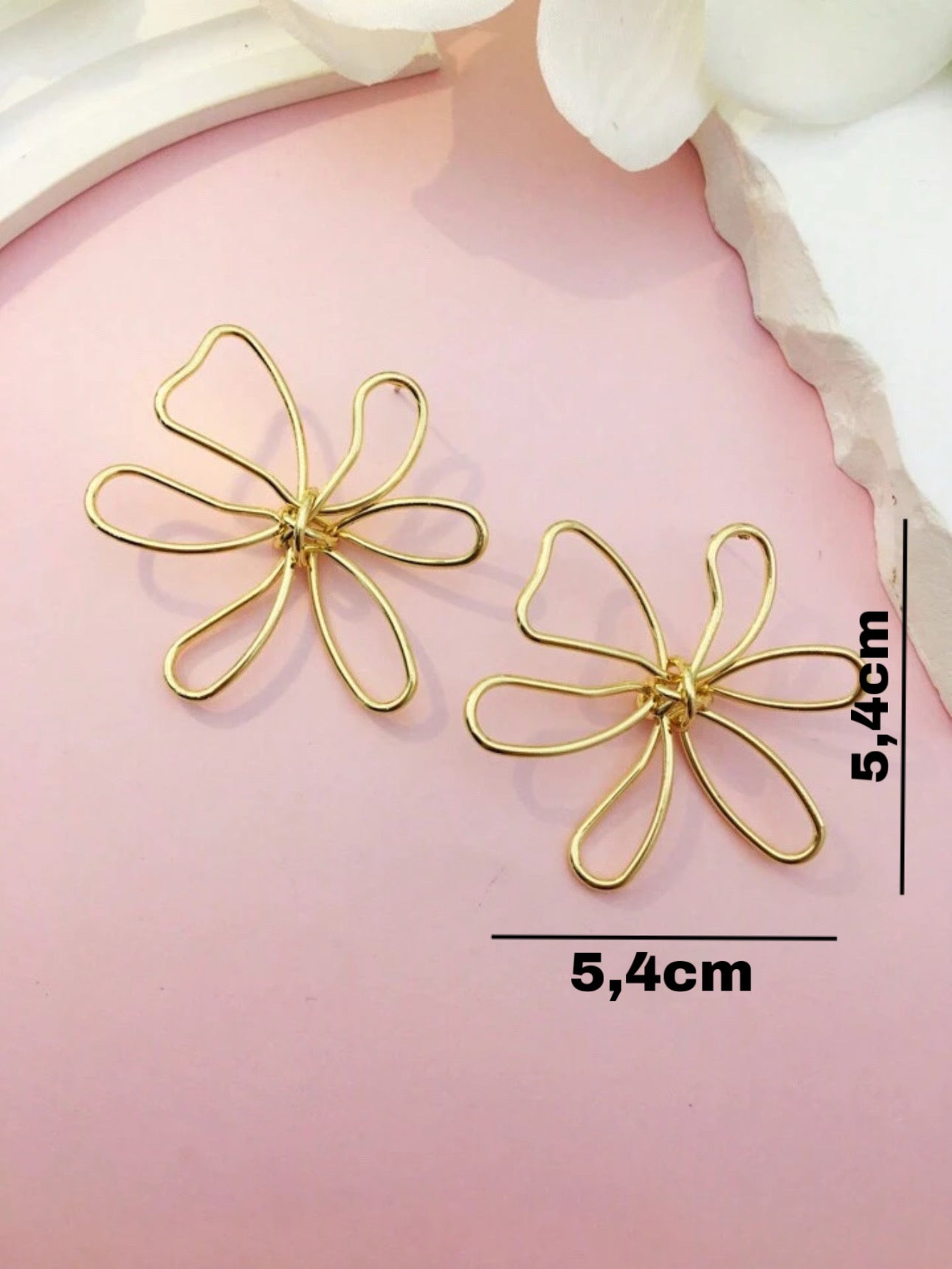 Vue rapprochée d’une paire de boucles d’oreilles fleuries en acier inoxydable 316L doré, au style élégant et minimaliste.