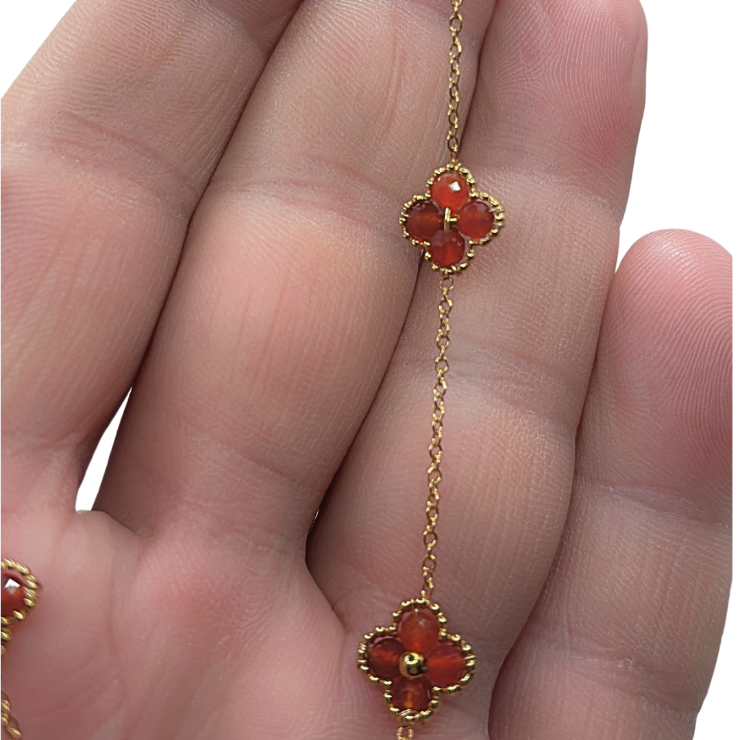 Collier doré et perles en pierres véritables, affiché sur un buste noir pour une mise en valeur optimale.