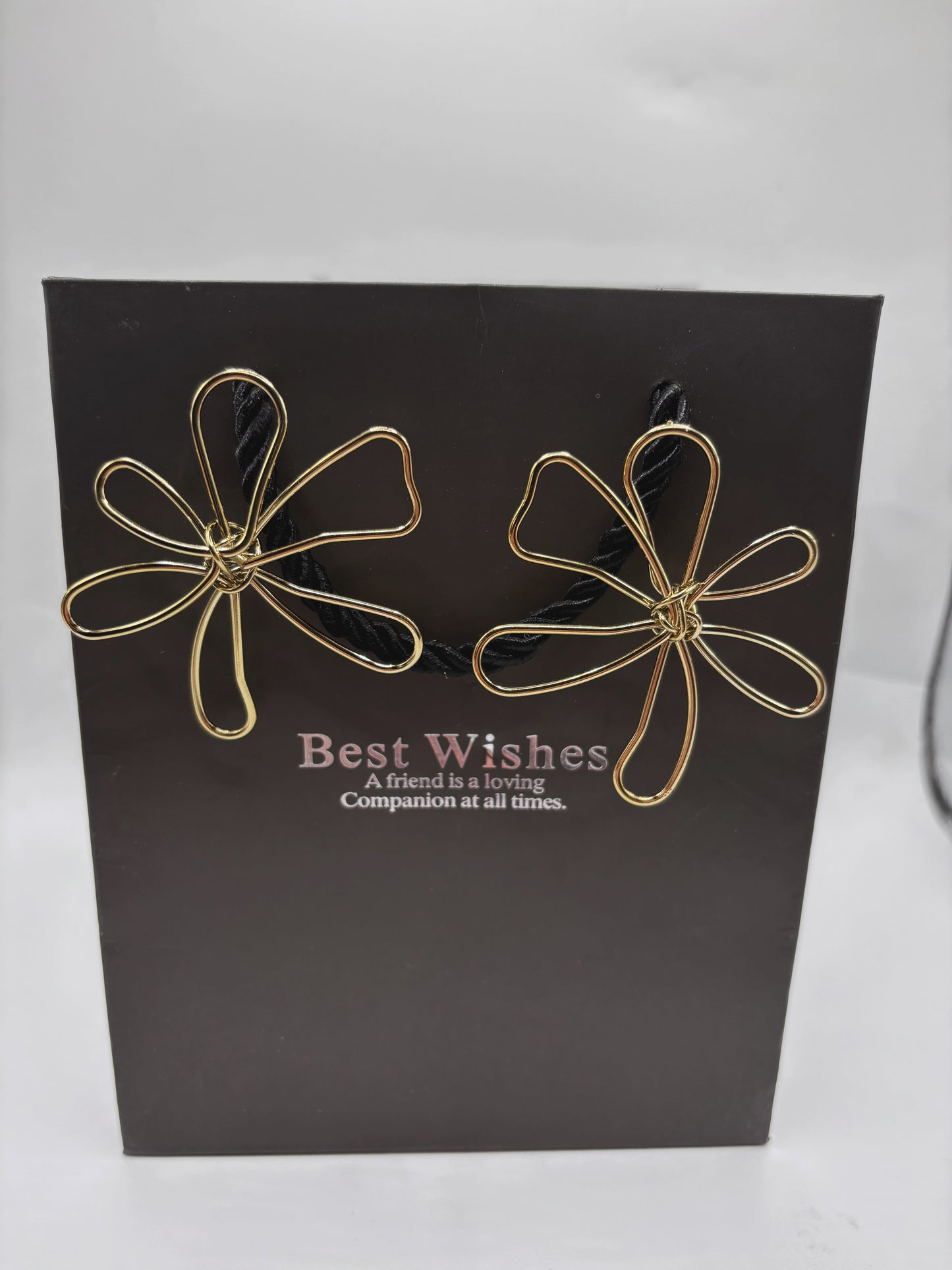 Présentation des boucles d’oreilles fleuries en acier inoxydable 316L dans un emballage élégant “Best Wishes”.