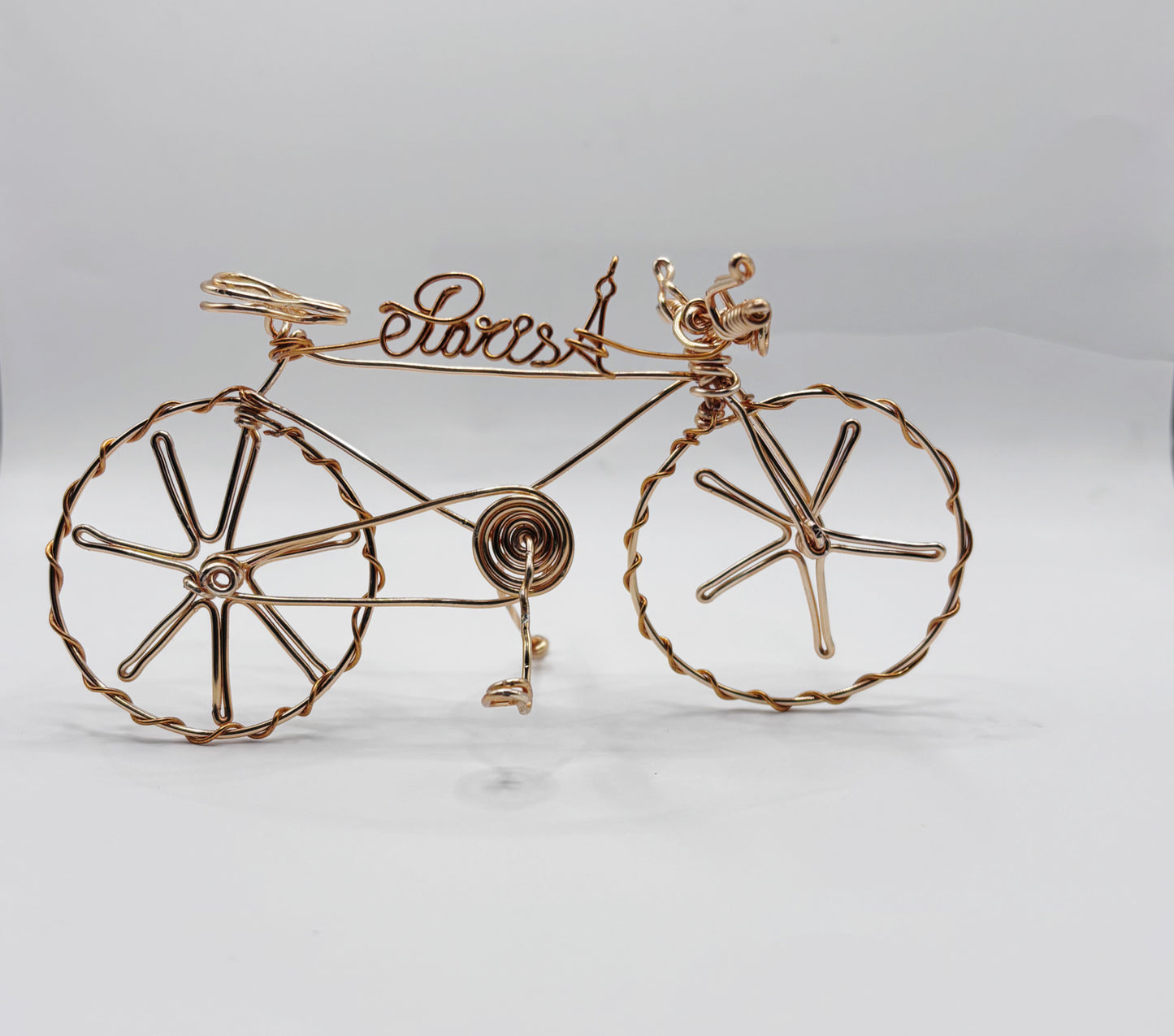 Miniature de bicyclette en laiton doré 2 microns, idéale comme décoration artisanale ou cadeau original.