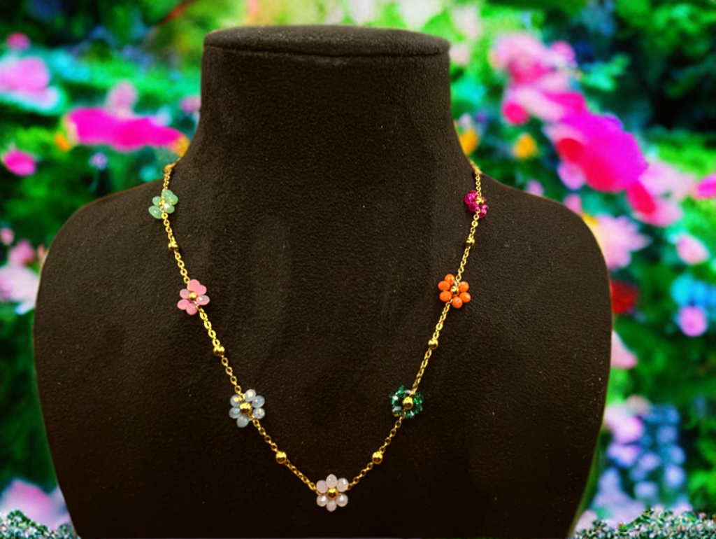 Collier avec de petites fleurs en pierres véritables, parfait pour une tenue sophistiquée.