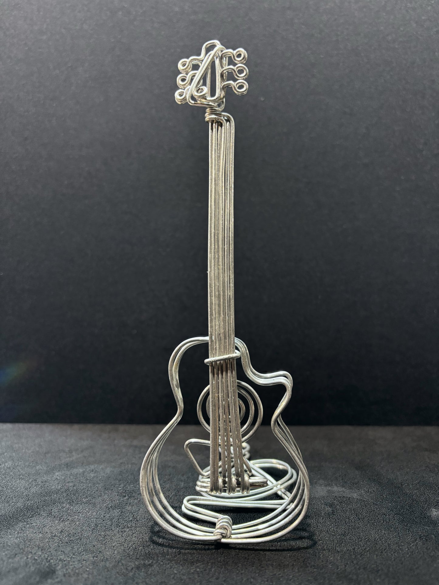 Vidéo montrant une sculpture de guitare en aluminium sous différents angles pour apprécier les détails.