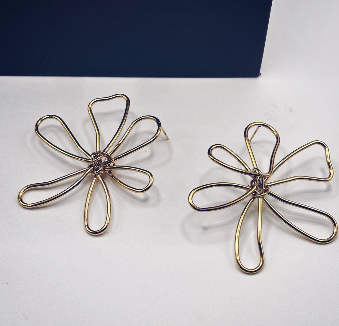 Boucles d’oreilles fleuries en acier inoxydable 316L disponibles en or et en argent, parfaites pour un look moderne.