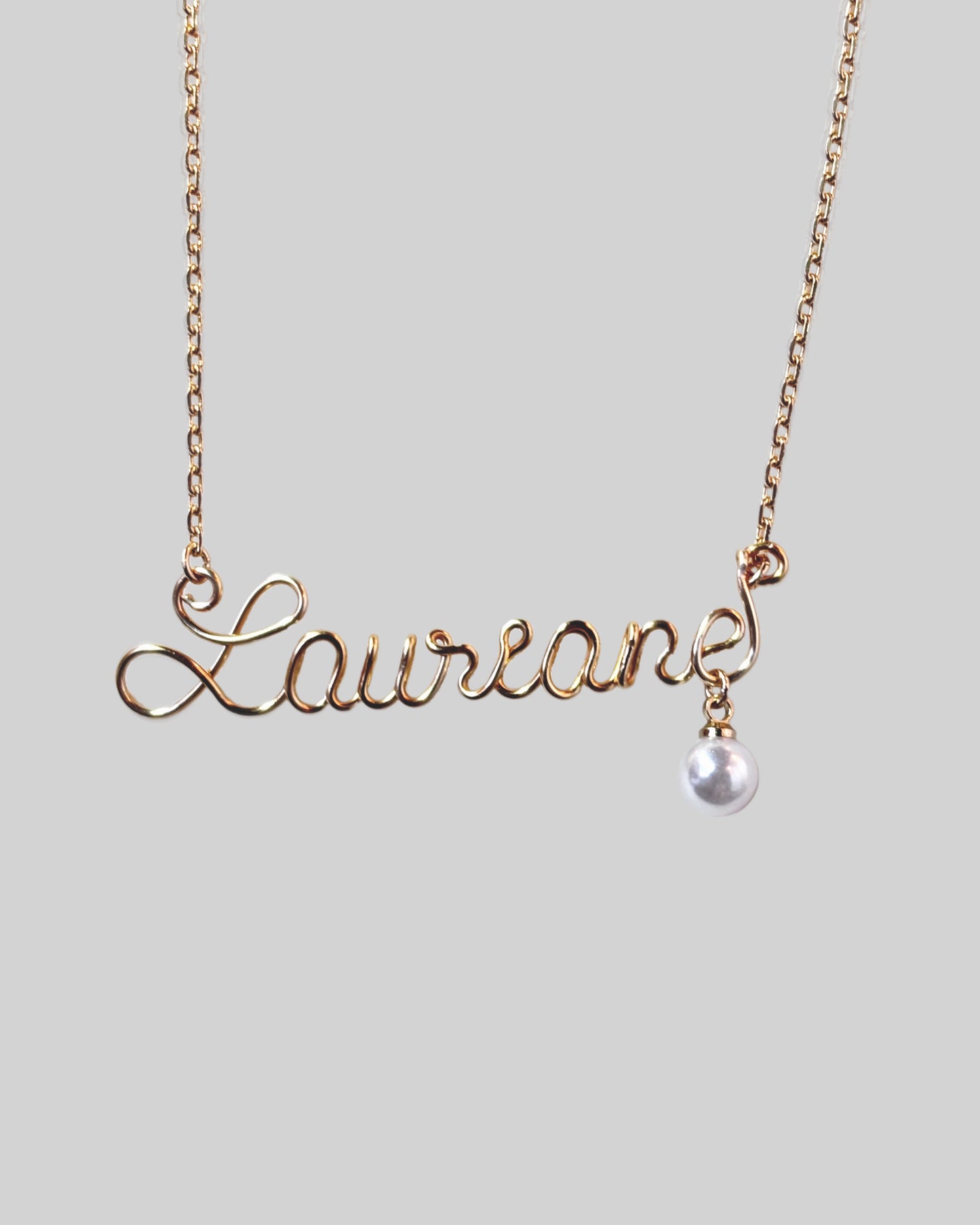Collier personnalisé – Création artisanale unique avec prénom ou mot spécial.