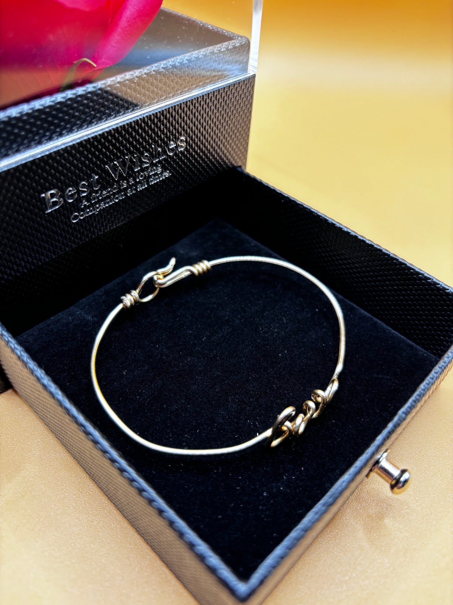 Bracelet prénom en argent – Accessoire élégant avec écriture raffinée.