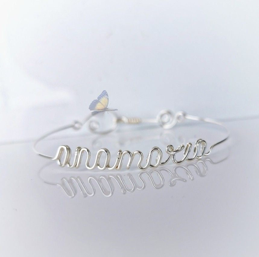 Bracelet prénom en fil métallique – Bijou artisanal personnalisé, design élégant fait à la main.