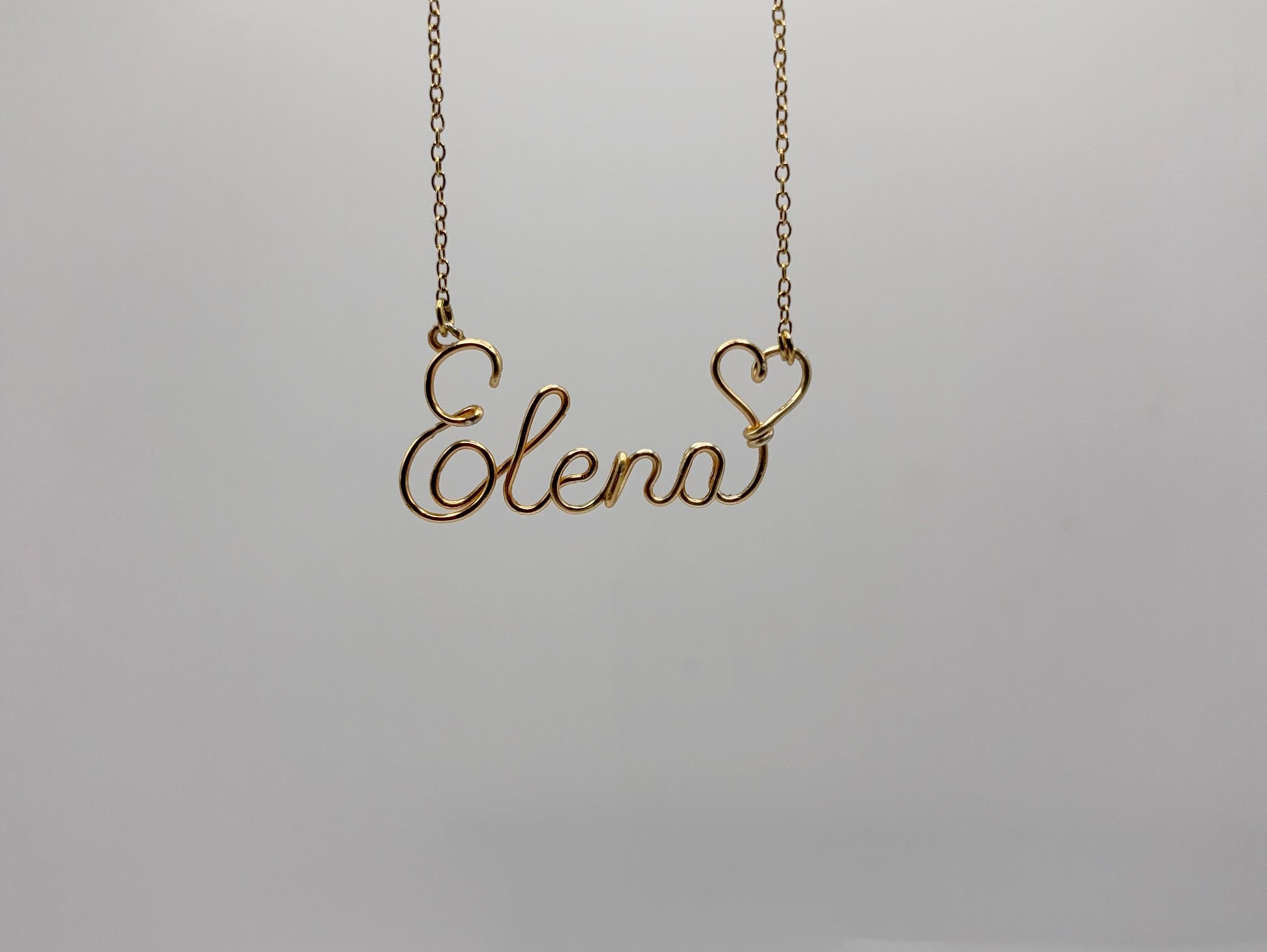 Collier prénom en fil métallique – Bijou sur mesure, fait à la main, élégant et raffiné.