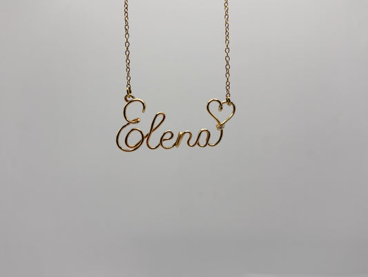 Collier prénom en fil métallique – Bijou sur mesure, fait à la main, élégant et raffiné.