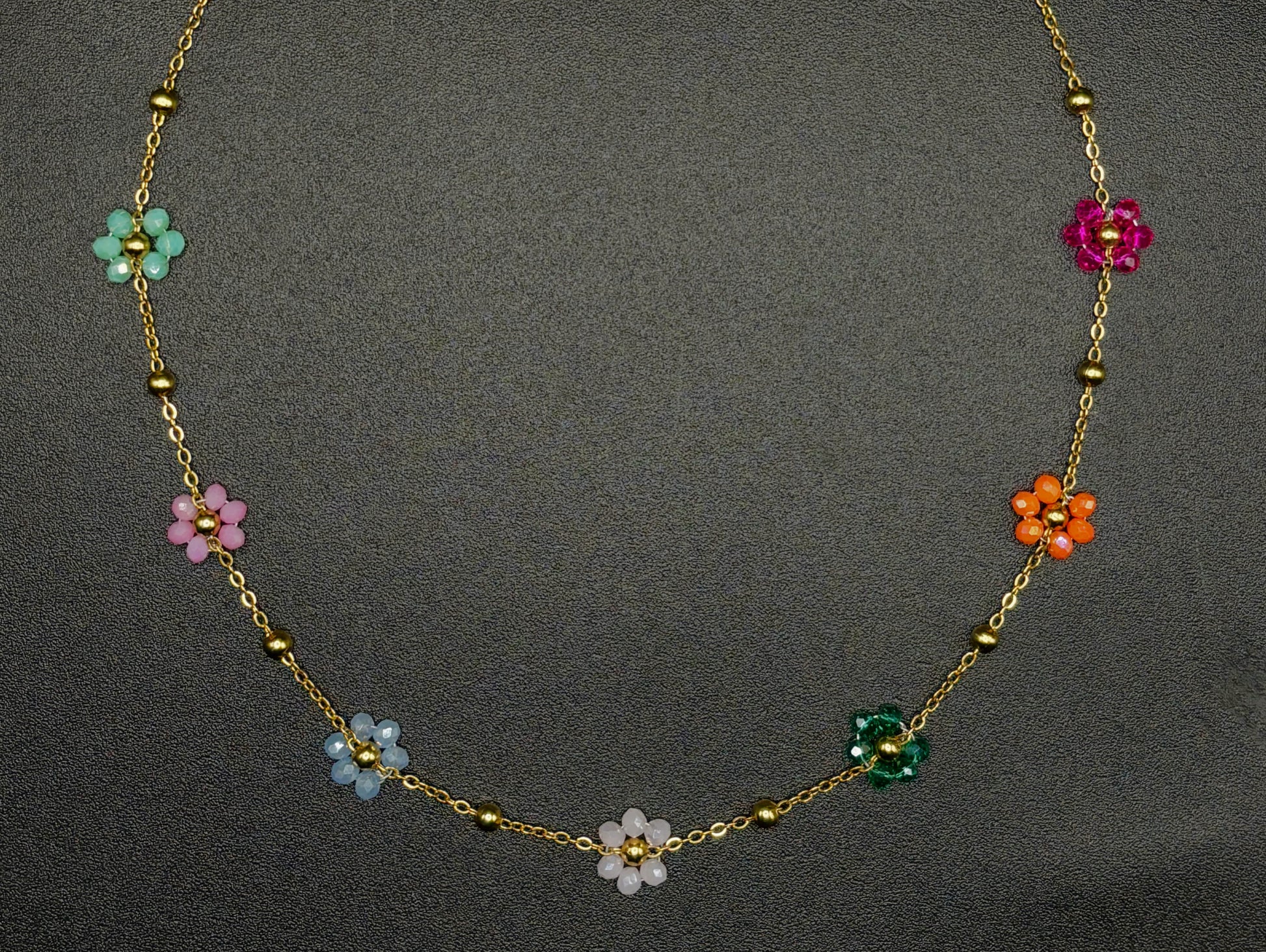 Collier floral en pierres naturelles multicolores, idéal pour une touche bohème chic.