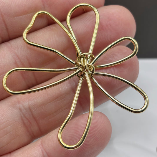 Boucles d’oreilles en acier inoxydable 316L en forme de fleur, fabriquées à la main, avec un design élégant.
