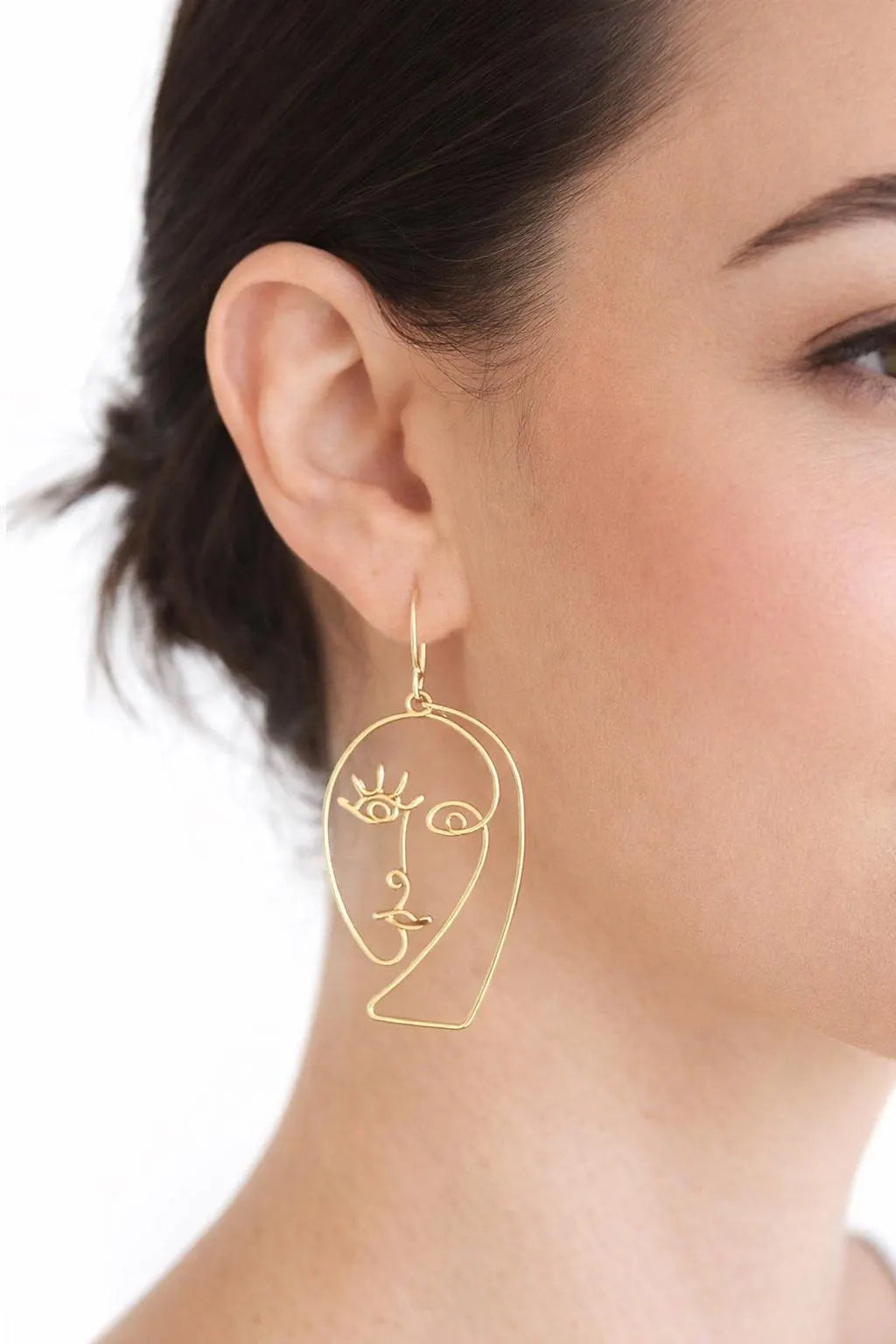 Boucles d’oreilles en fil design artistique, présentation élégante, finition nette et détaillée.
