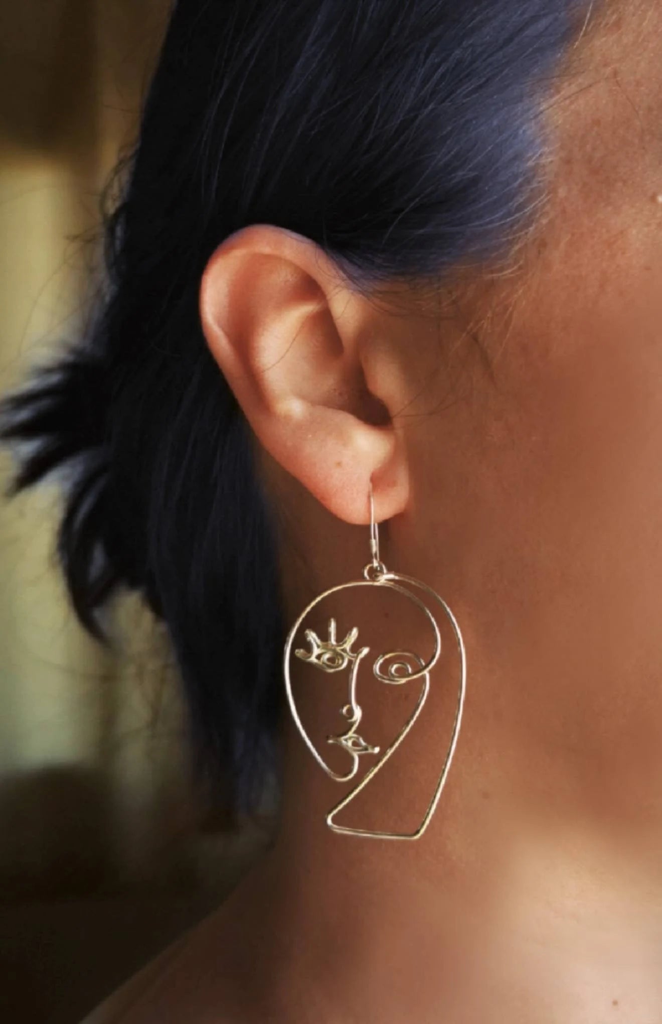 Boucles d’oreilles abstraites en fil, création artisanale, photo lumineuse et précise.