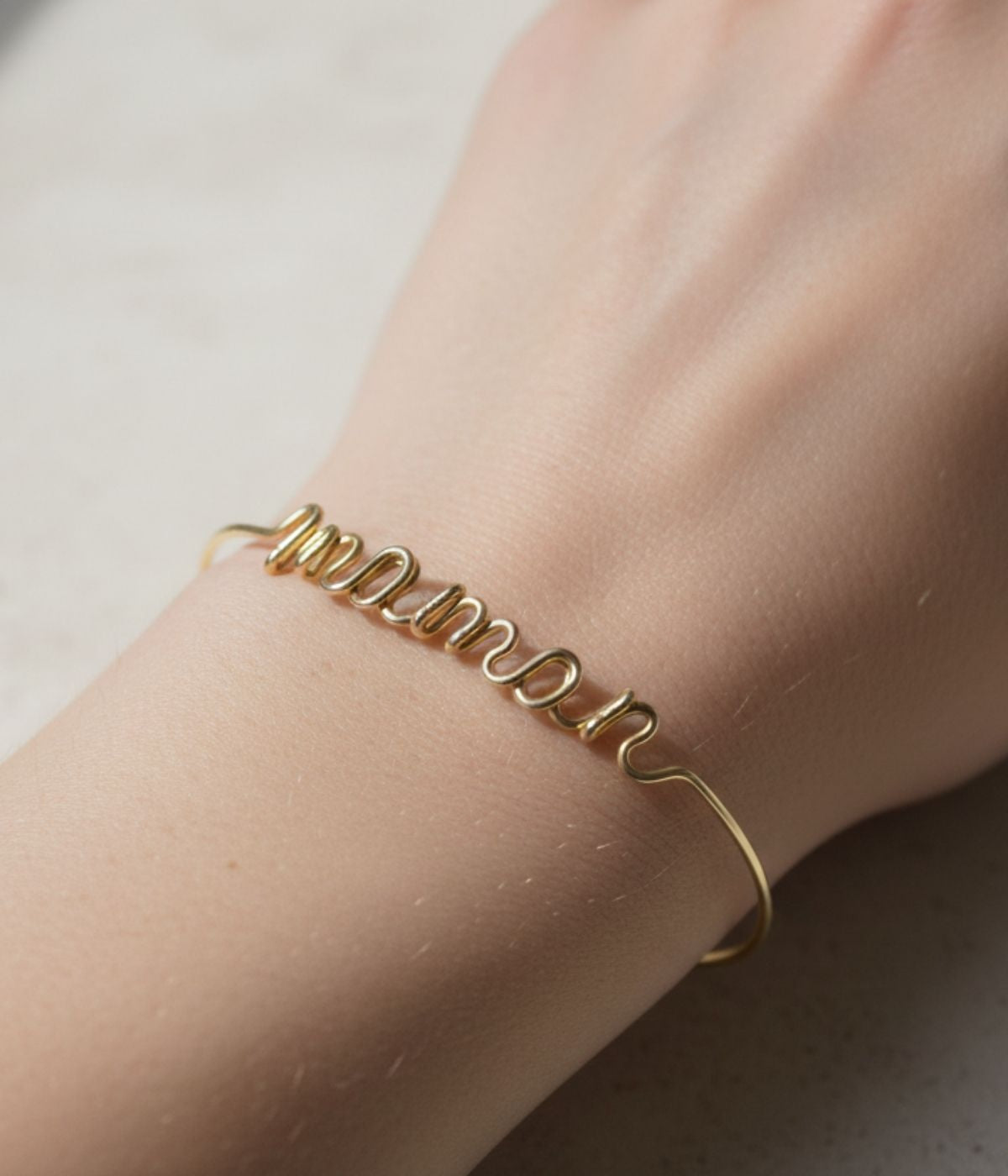 Bracelet prénom personnalisé en fil d’or, bijou minimaliste fait main, cadeau unique