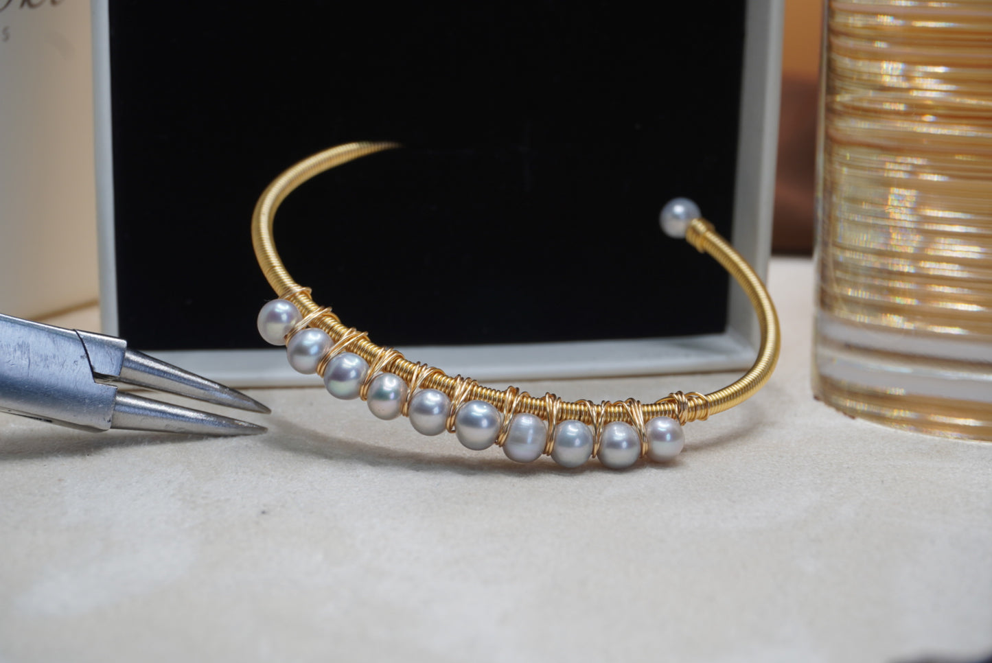 Bracelet jonc en acier inoxydable avec perles naturelles