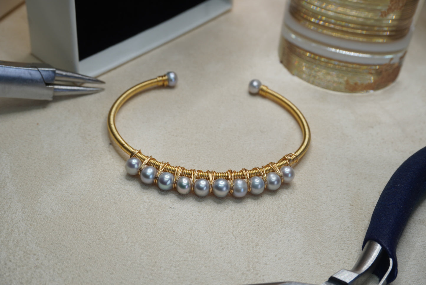 Bracelet jonc en acier inoxydable avec perles naturelles