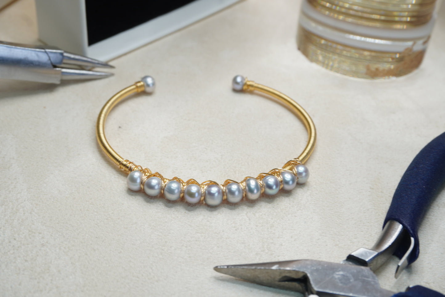Bracelet jonc en acier inoxydable avec perles naturelles