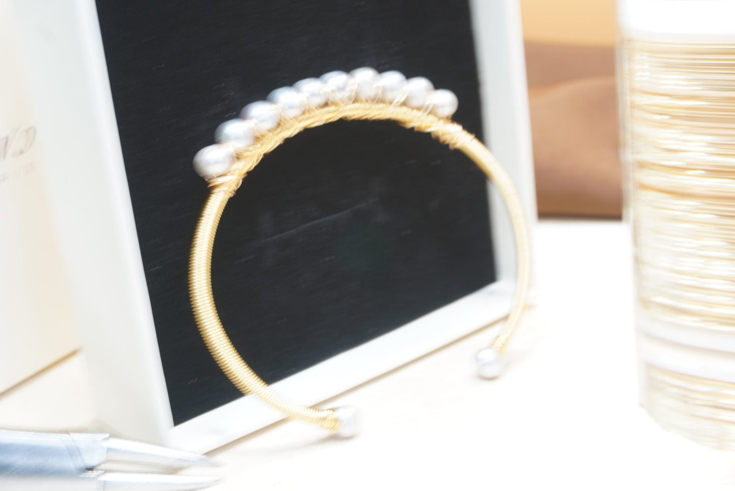 Bracelet jonc en acier inoxydable avec perles naturelles