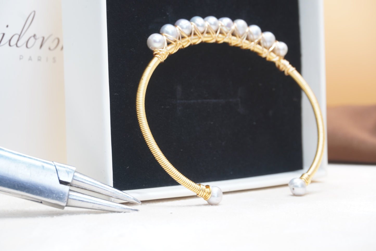 Bracelet jonc en acier inoxydable avec perles naturelles