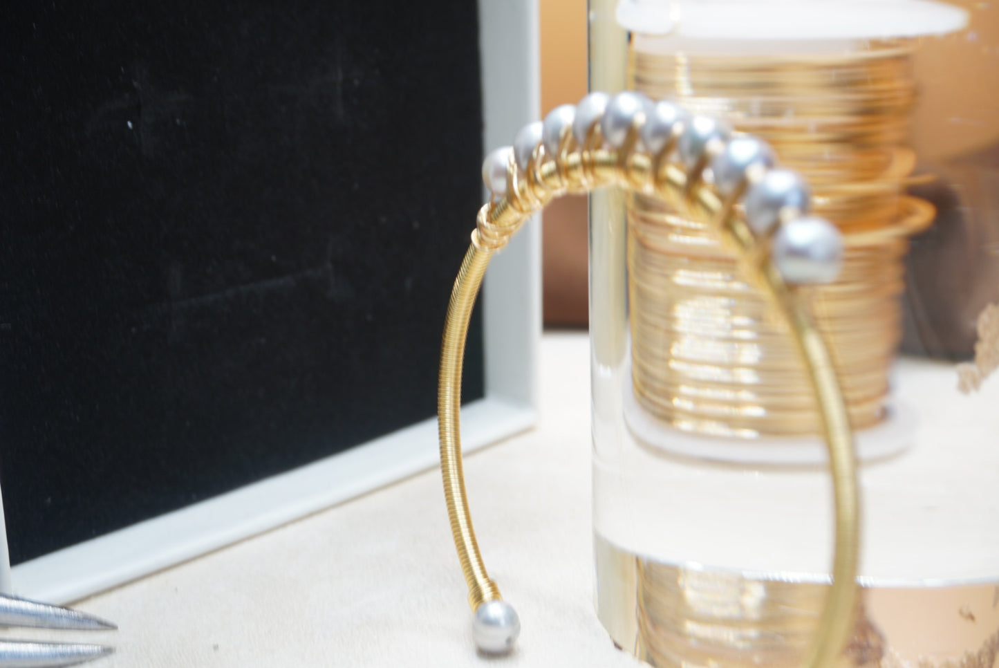 Bracelet jonc en acier inoxydable avec perles naturelles