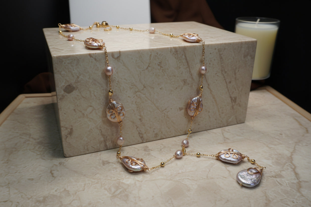 Collier long élégant avec perles naturelles – Bijou raffiné et intemporel