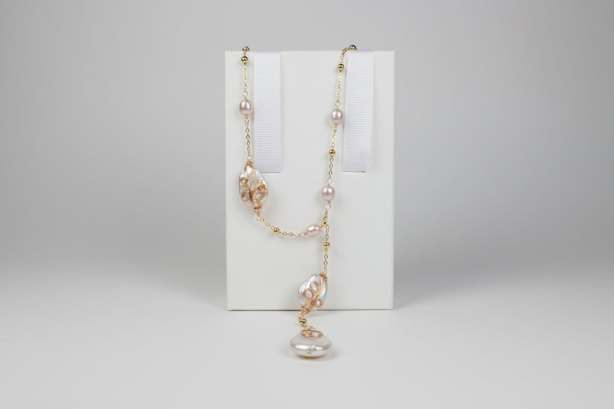 Collier long élégant avec perles naturelles – Bijou raffiné et intemporel