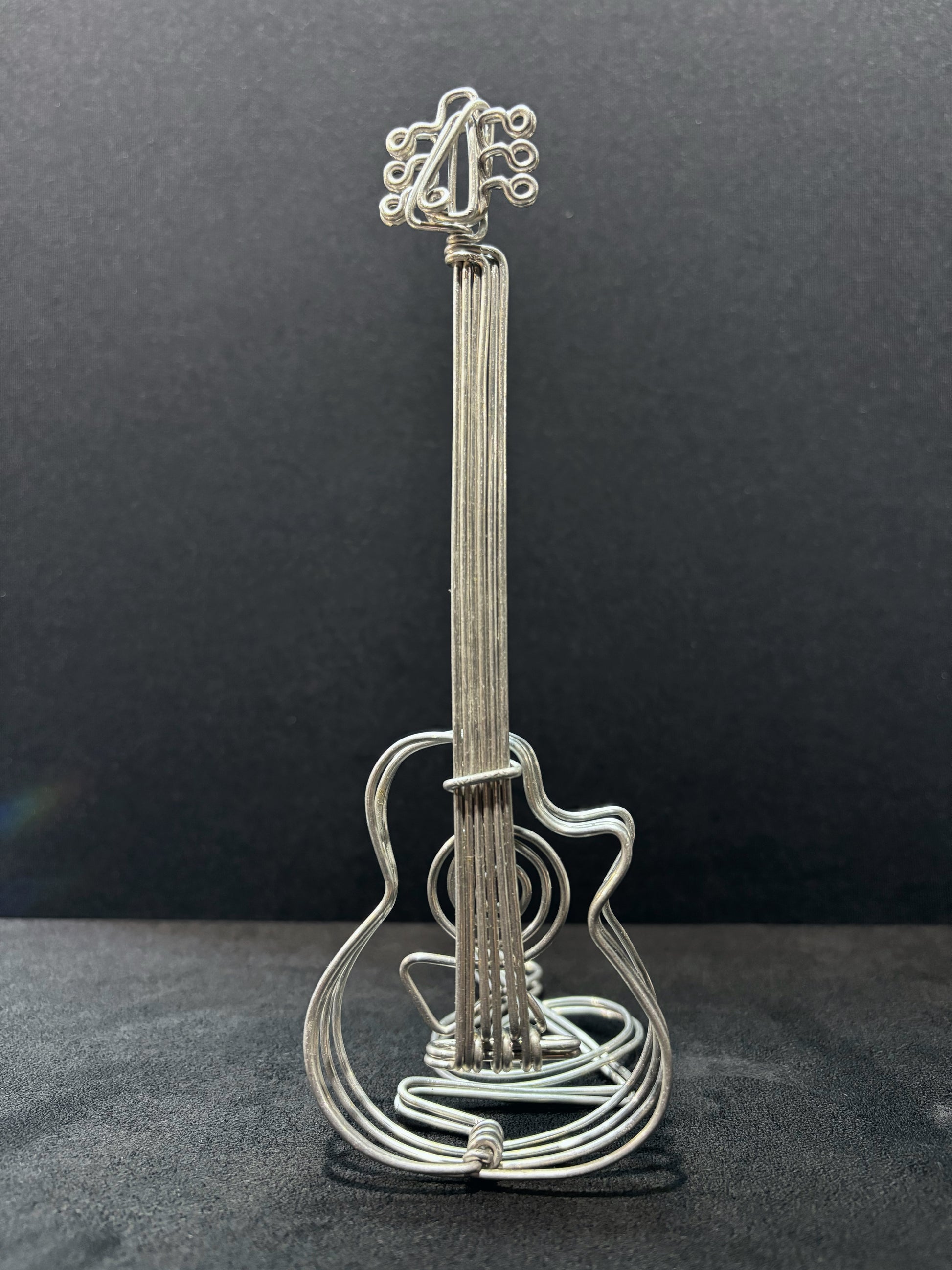Vidéo montrant une sculpture de guitare en aluminium sous différents angles pour apprécier les détails.