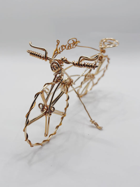 Sculpture miniature de vélo en laiton plaqué or 2 microns, fabriquée à la main avec des détails raffinés.