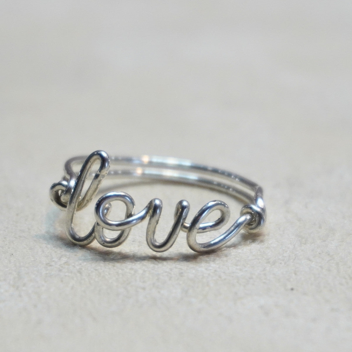 Bague en argent personnalisée avec prénom, bijou fait main au style fin et élégant 