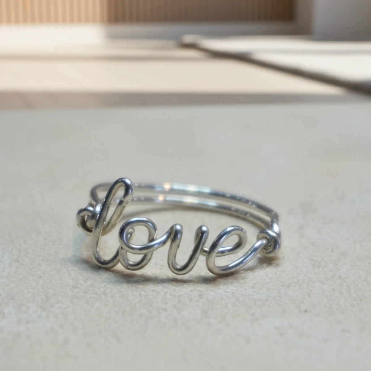 Bague en argent personnalisée présentée sur un présentoir à bague, bijou élégant et intemporel