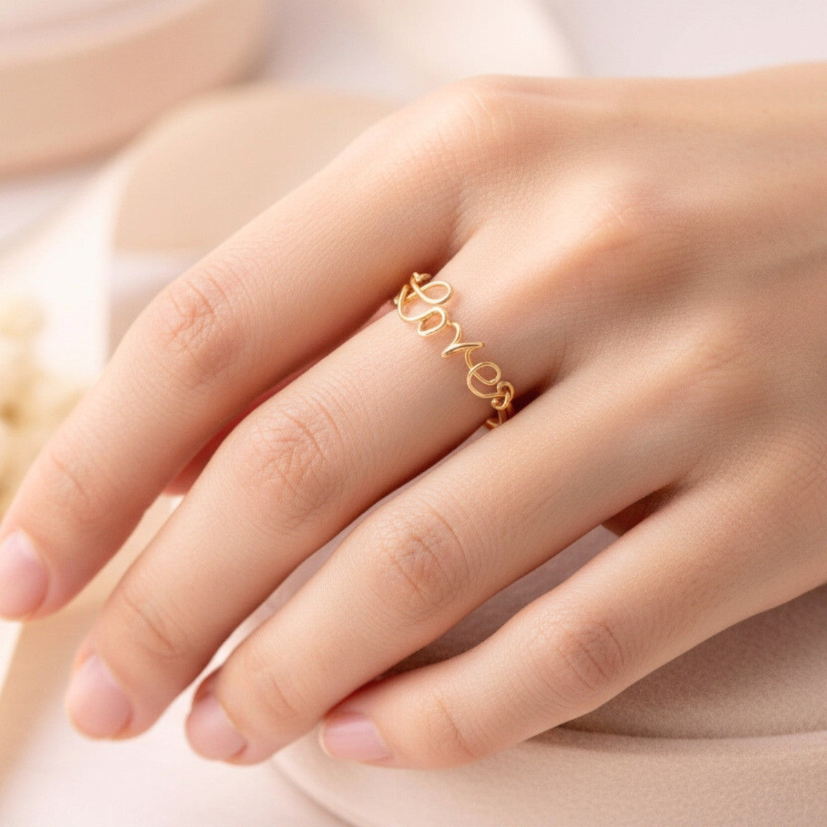 Bague en or personnalisée portée sur la main d’une femme, bijou élégant et raffiné