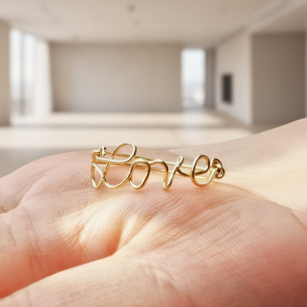 Bague en or personnalisée tenue dans la main d’une femme, bijou fin et élégant