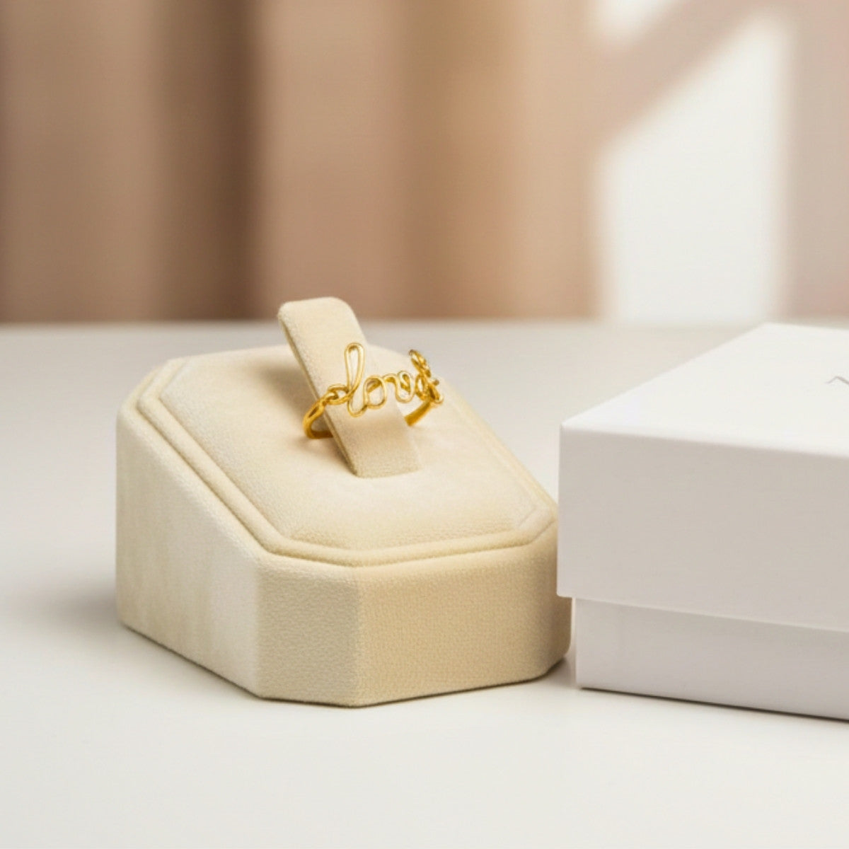 « Bague en or personnalisée présentée sur un présentoir à bague, bijou élégant et raffiné »