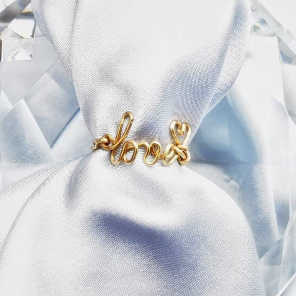 « Bague en or personnalisée présentée sur un tissu, bijou élégant au rendu délicat »