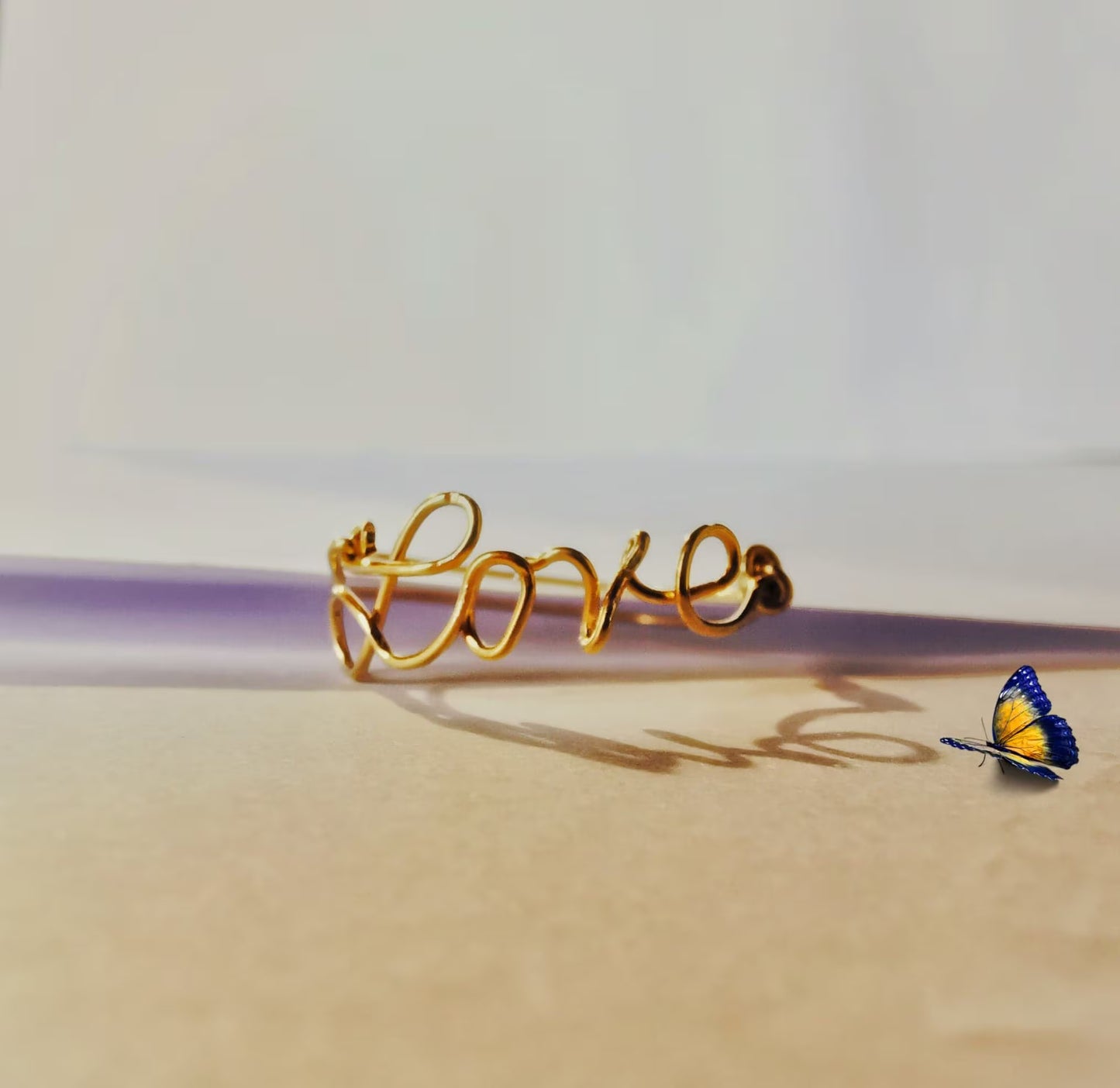 Bague prénom personnalisée en fil doré, bijou fait main idéal comme cadeau élégant.