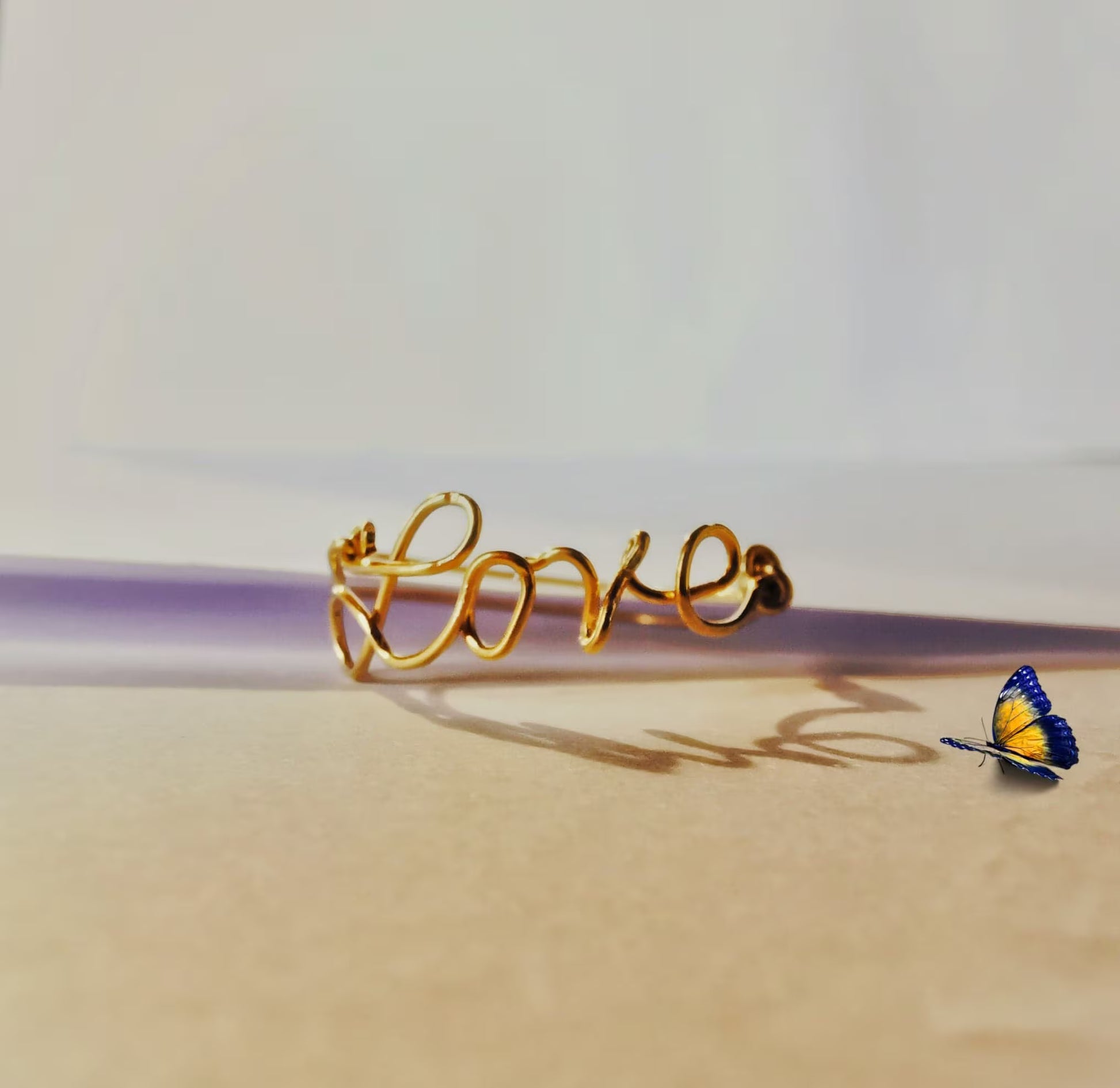 Bague prénom personnalisée en fil doré, bijou fait main idéal comme cadeau élégant.