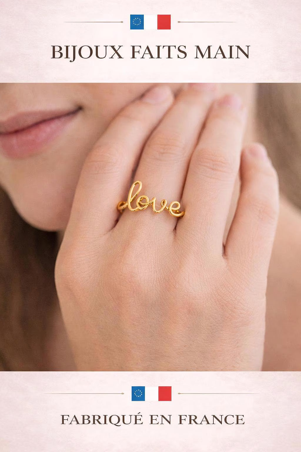 Détail d’une bague prénom personnalisée en fil doré, bijou fait main avec finition artisanale.