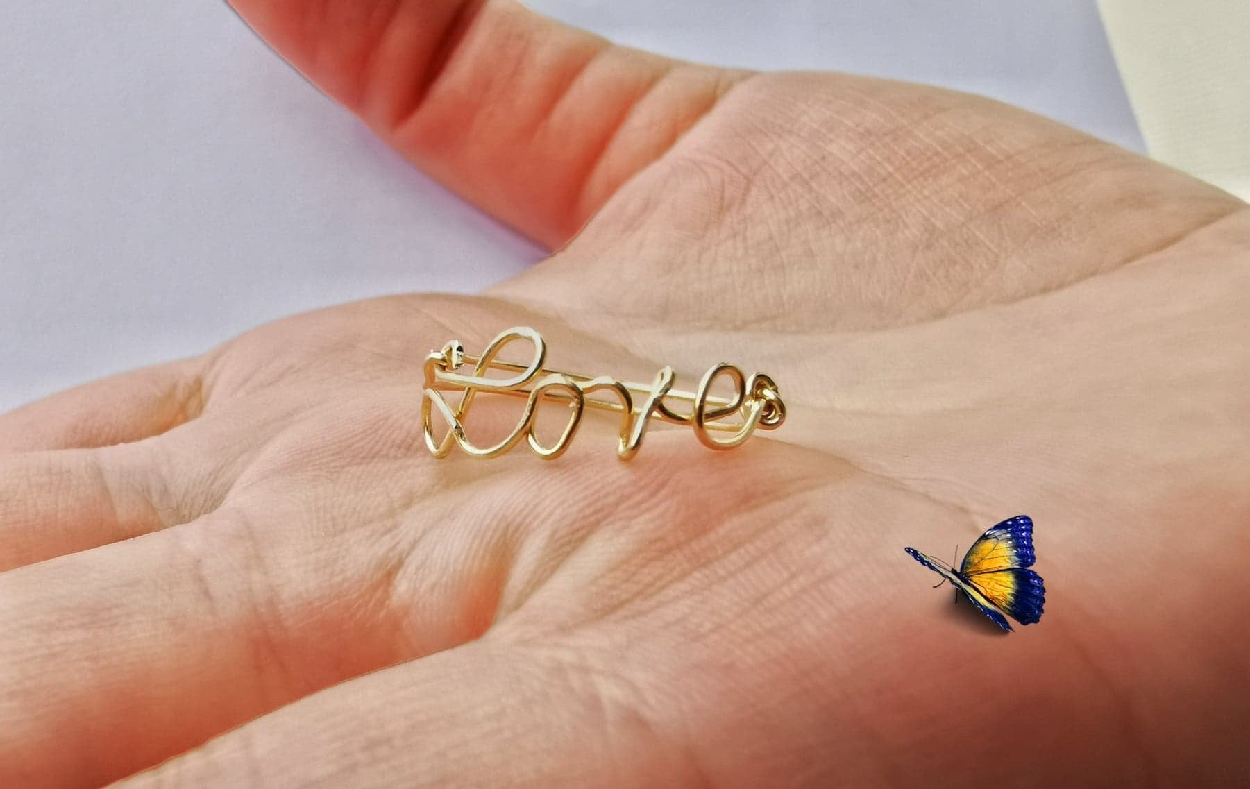 Bague prénom personnalisée en fil, bijou fait main au design élégant et minimal.