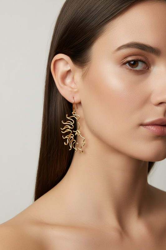 Boucles d’oreilles en argent portées par une femme