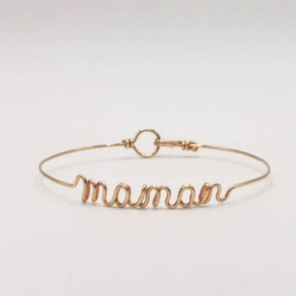 Bracelet prénom personnalisé en or vu sous un autre angle, bijou élégant