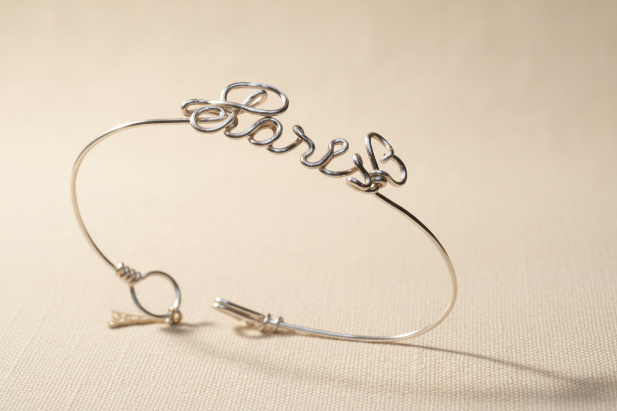 Bracelet prénom personnalisé en fil, bijou artisanal au design minimal.