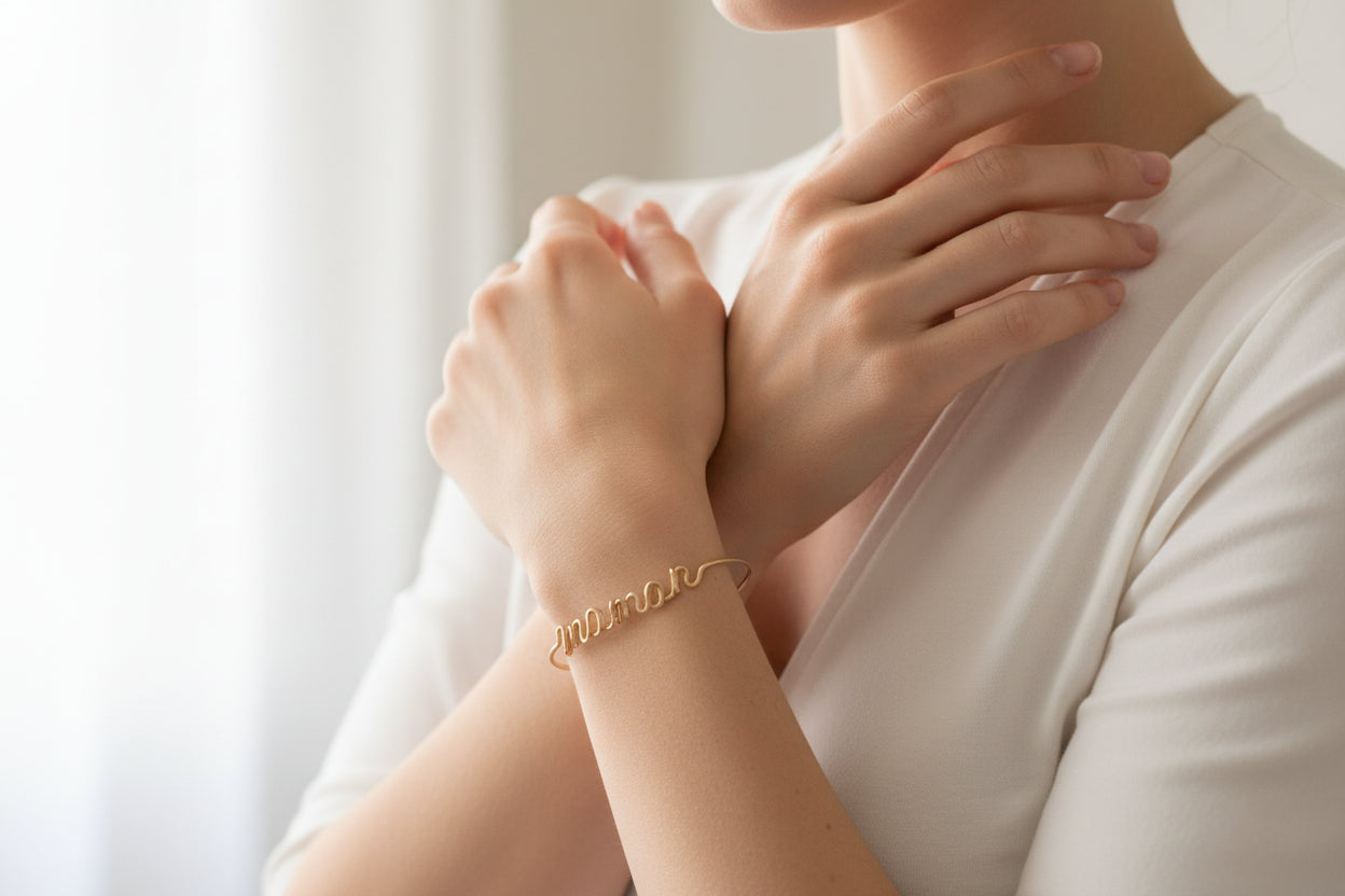 Détail d’un bracelet prénom personnalisé en fil, création artisanale faite à la main.