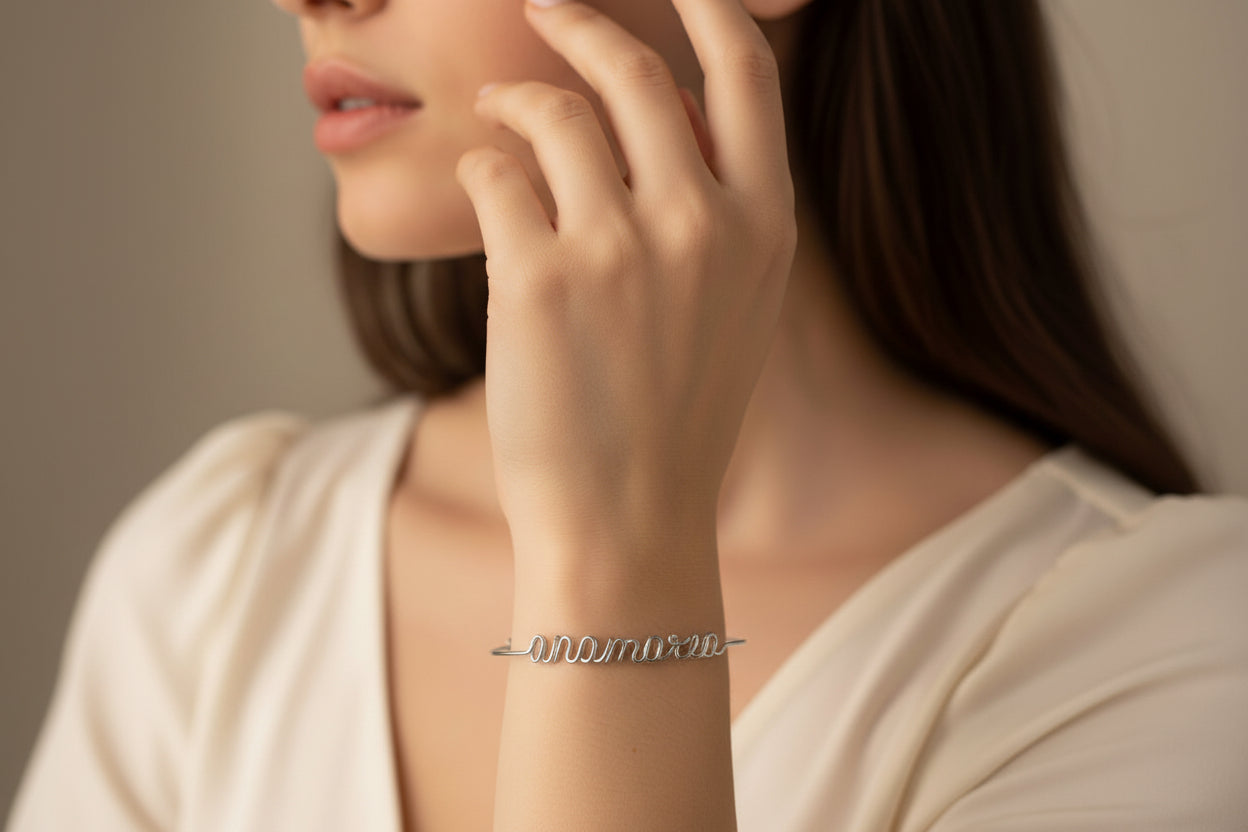 Bracelet prénom personnalisé en fil, bijou fait main au style élégant et luxe.