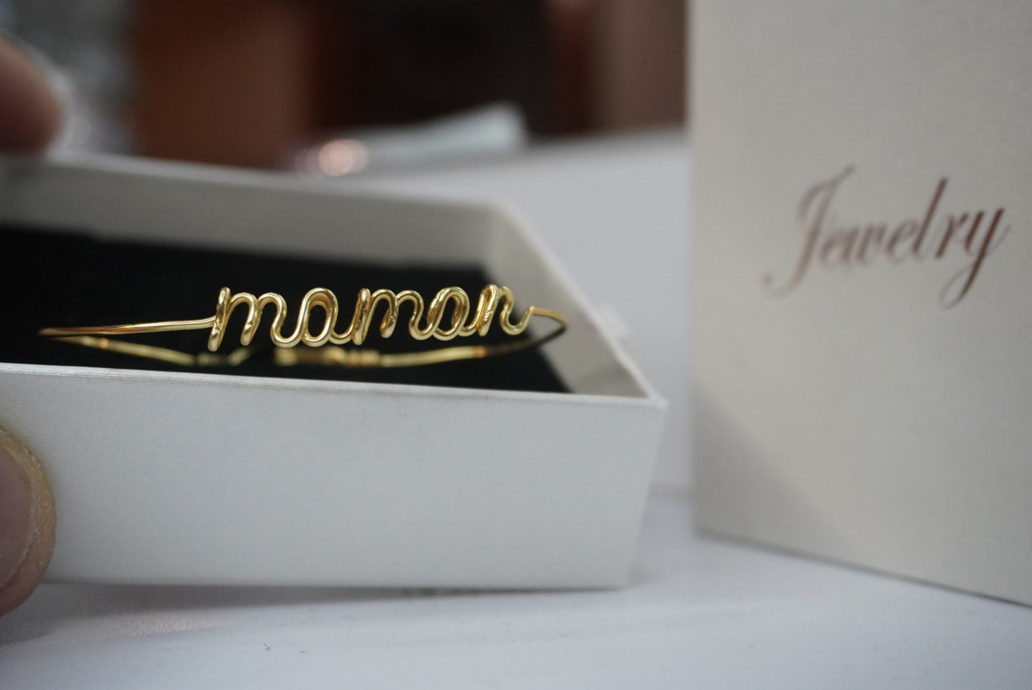 Vue produit d’un bracelet prénom personnalisé en fil, bijou fait main.