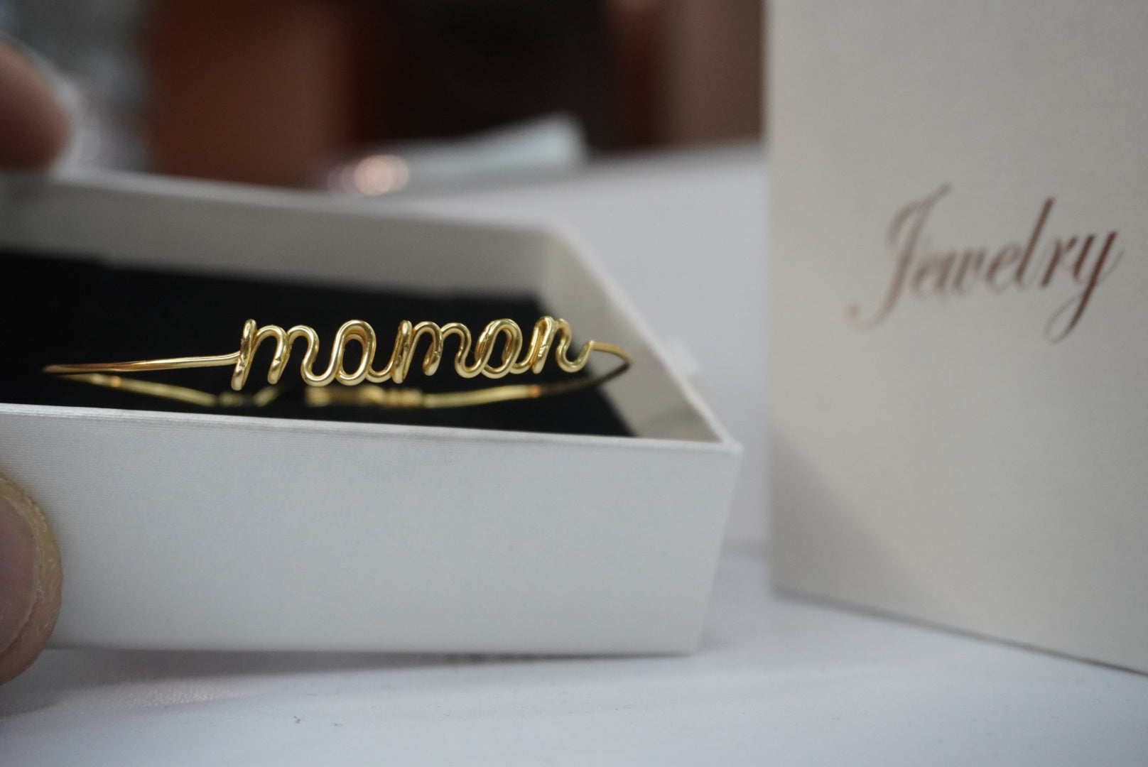 Vue produit d’un bracelet prénom personnalisé en fil, bijou fait main.